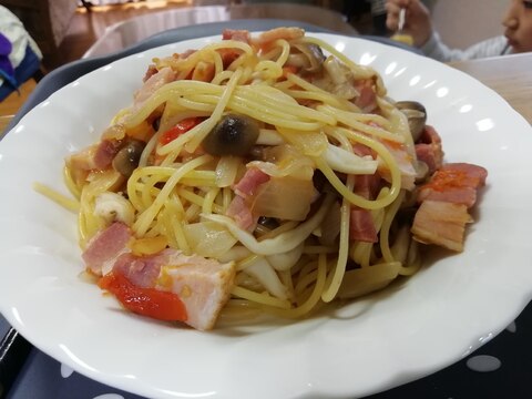 フレッシュトマトとベーコンのパスタ